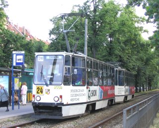 Skład 2558+2557 jako linia 24, ul. Powstańców Śląskich
