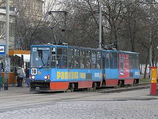 Skład 2390+2389 na linii 10 opuszcza przystanek Hala Stulecia, ul. Z. Wróblewskiego, 2008.12.02
