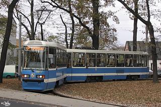 Skład 2218+2219 już jako kartofel, linia E8, pętla Osobowice, 2004.11.01