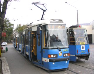 Pierwszy Kartofelek, czyli skład 2460+2541 (jeszcze z niepełną zabudową dachu) jako linia 0L, pl. Staszica