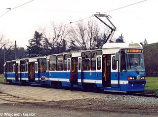 Skład 2464+2463 już jako Kartofel, linia 4, pętla Oporów.