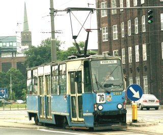 105Na #2464 jeszcze jako solówka przed modernizacją. Linia 76, ul. Traugutta.