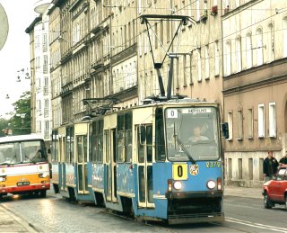 Skład 2372+2371 jako linia 0P, ul. Pułaskiego