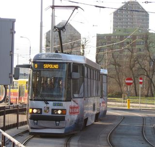 Skład 2242+2243 na linii 9 kieruje się w stronę Sępolna, ul. L. Różyckiego, 2008.12.02