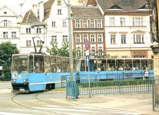 Skład 2322+2321 jeszcze przed modernizacją jako linia 76, ul. Kazimierza Wielkiego
